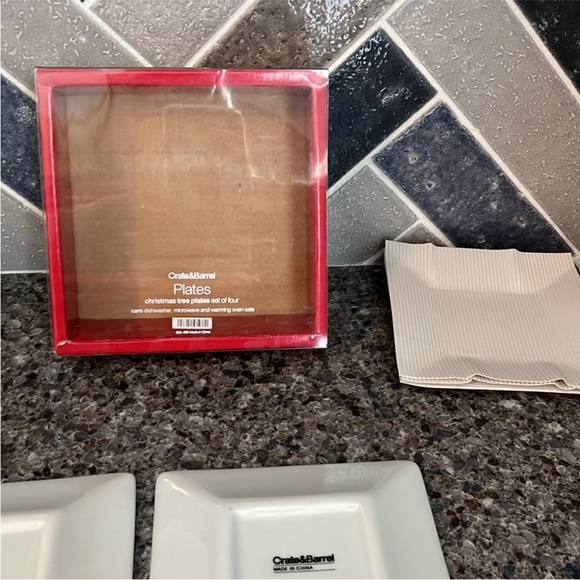 New in box! Set of 4 Crate & Barrel square Christmas tree hors dessert plates - Picture 3 of 8